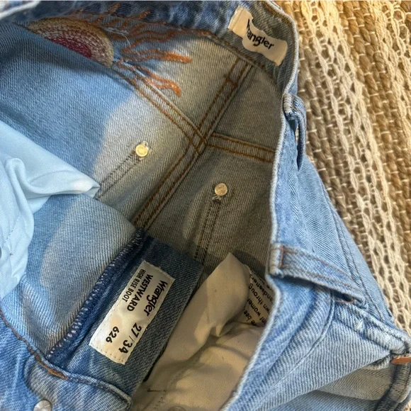 Wrangler High-Rise Light Blue Jeans with Sun Embroidery - Picture 8 of 16